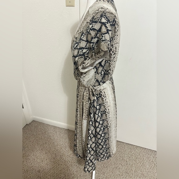 JOIE BETHWYN SNAKESKIN PRINT SHORT SLEEVE V-NECK WRAP DRESS PORCELA Sz L - Picture 5 of 9